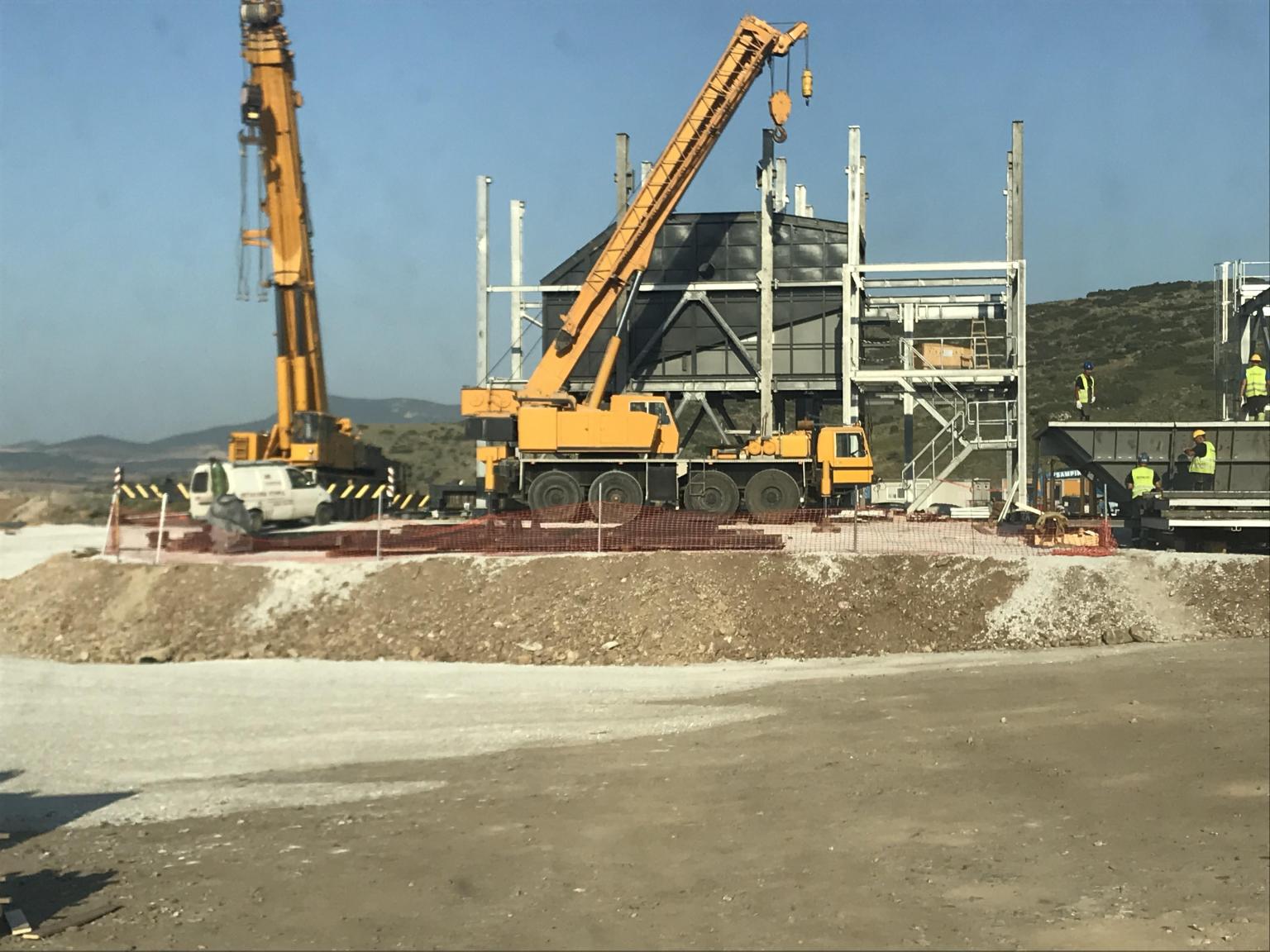 Ανυψωτική εργασία γερανοφόρου Χαρβάλας